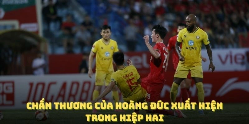 Chấn thương của Hoàng Đức trong hiệp hai trận gặp Campuchia